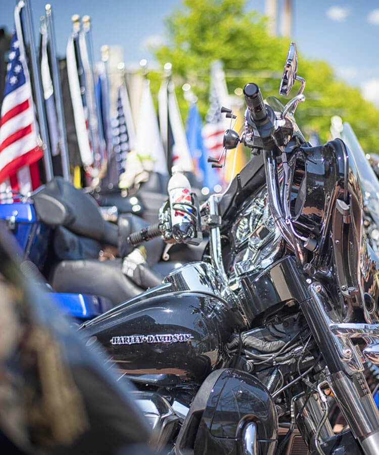 Motorcycles with American flags - mobile version